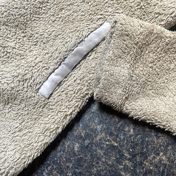 Patagonia zip up sweater - Picture 3 of 3